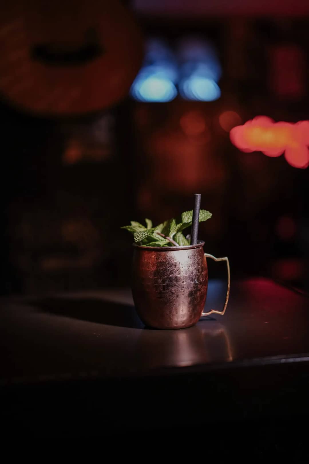 Ein Mule im Kupferbecher an der Bar