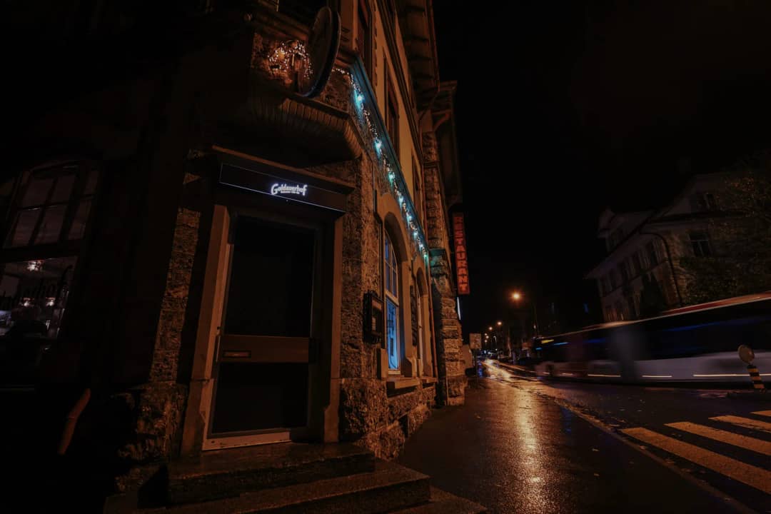 Der Eingang des Goldauerhof an der Bahnhofstrasse bei Nacht