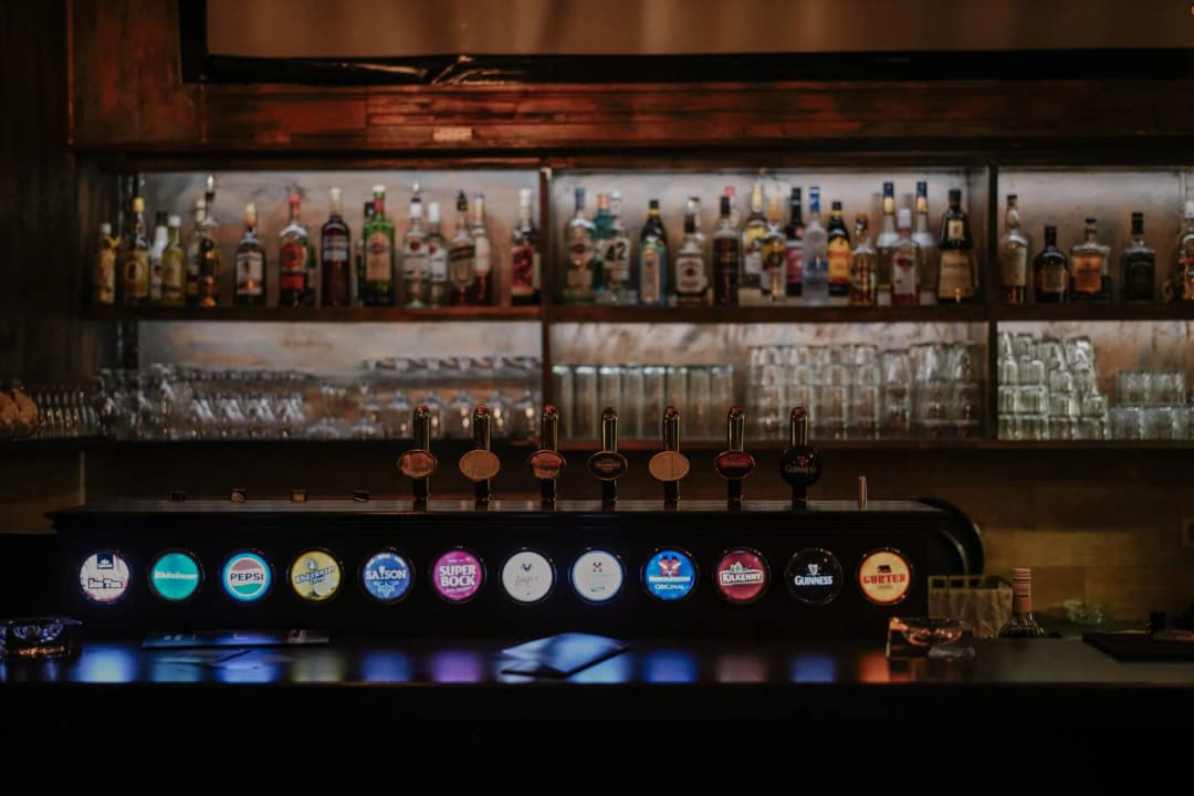 Die Bar des Goldauerhof mit Zapfhähnen und Flaschenregal