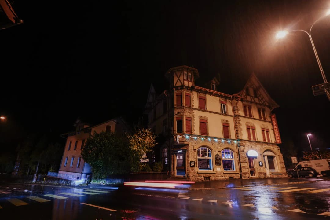 Der Goldauerhof an der Bahnhofstrasse bei Nacht