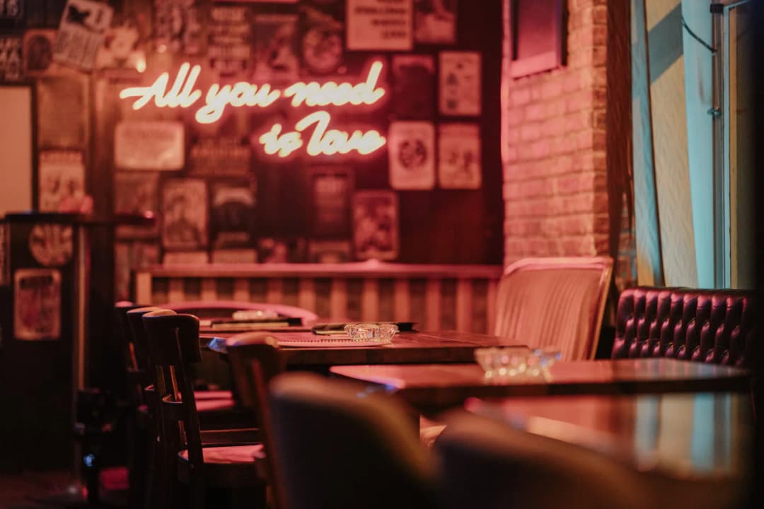 Der Goldauerhof von innen: Polsterbänke unter der Neonschrift All you need is love
