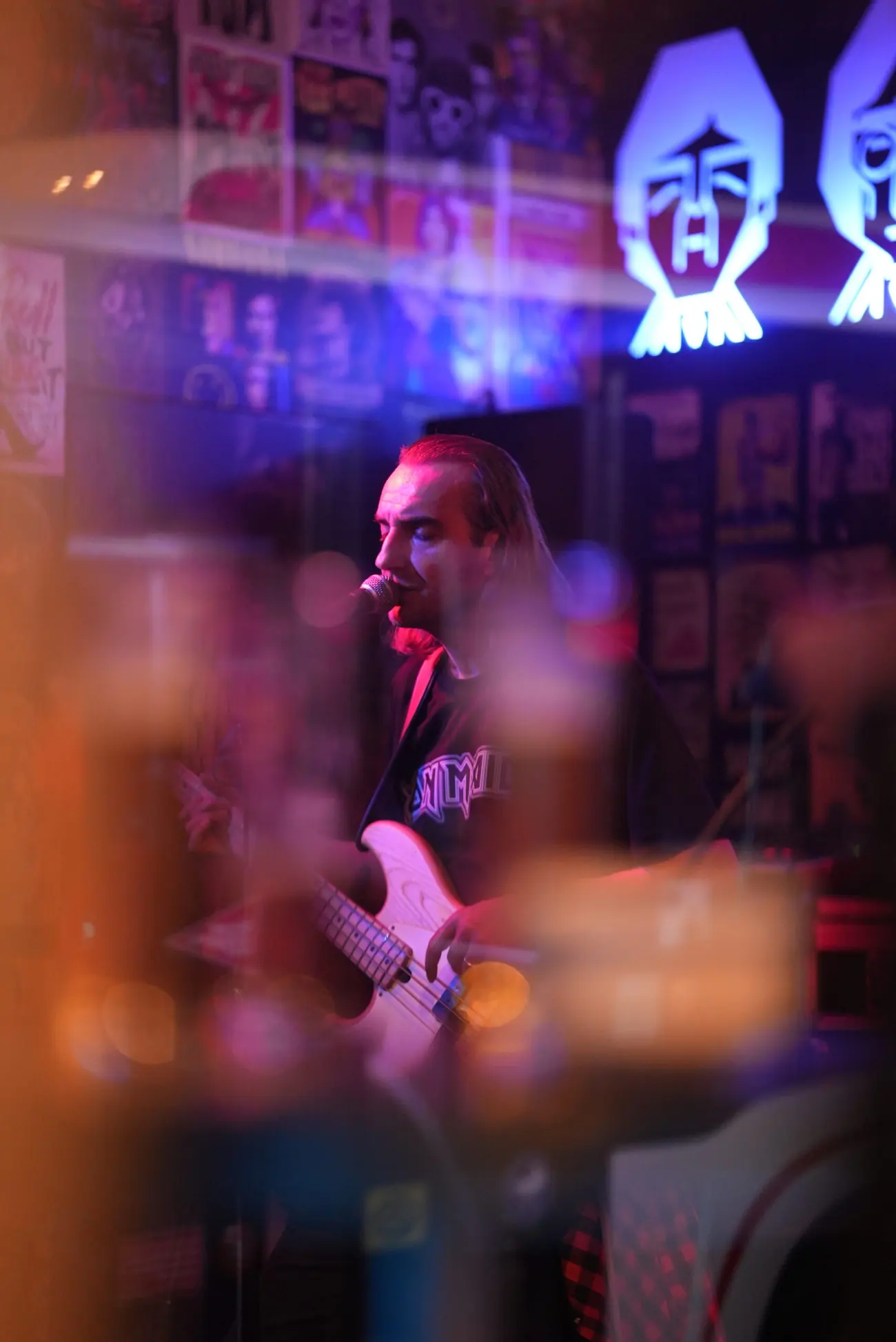 Die Band, durch ein Glas an der Bar gesehen