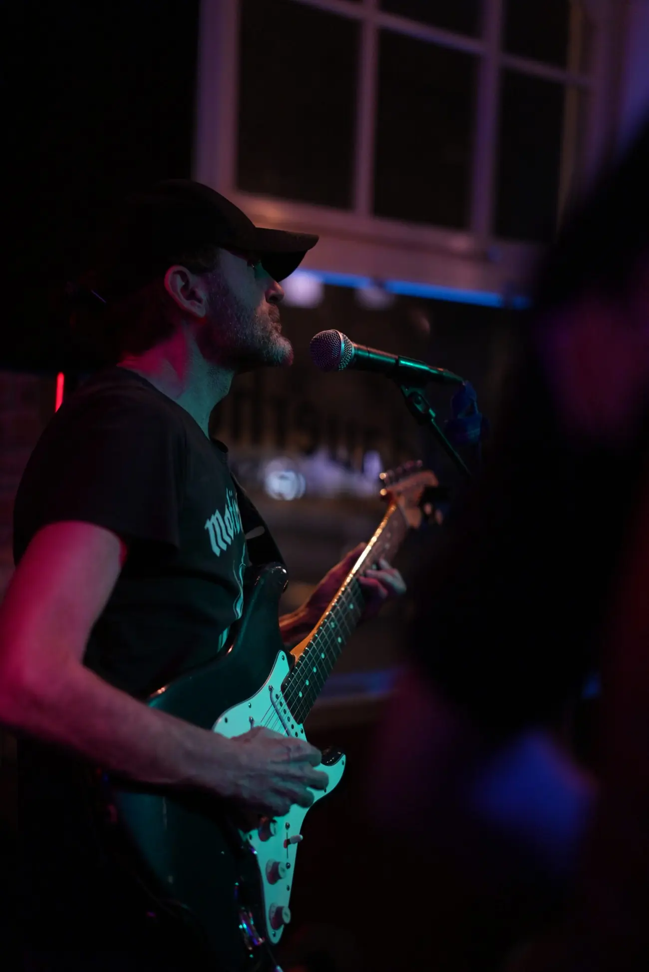 Gitarrist und Sänger beim Konzert