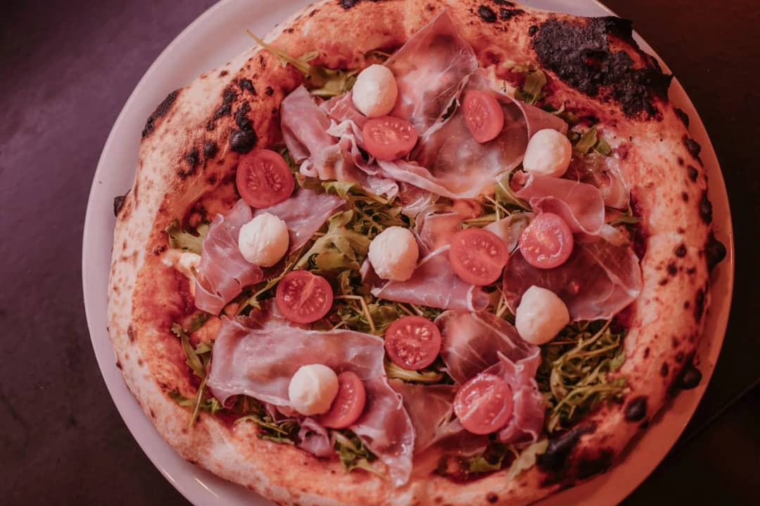 Pizza Mascarpone mit Parmaschinken, Datteltomaten und Mozzarella-Perlen