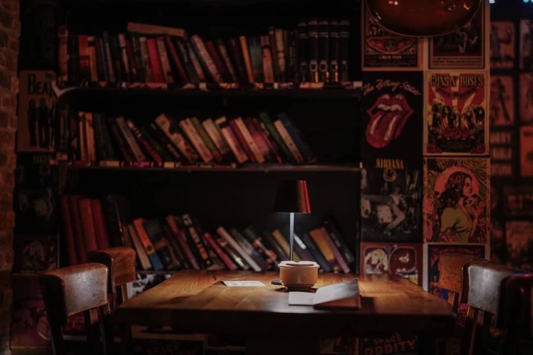 Tisch vor dem Bücherregal