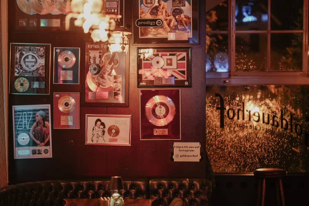 Goldene Schallplatten und der Schriftzug im Fenster