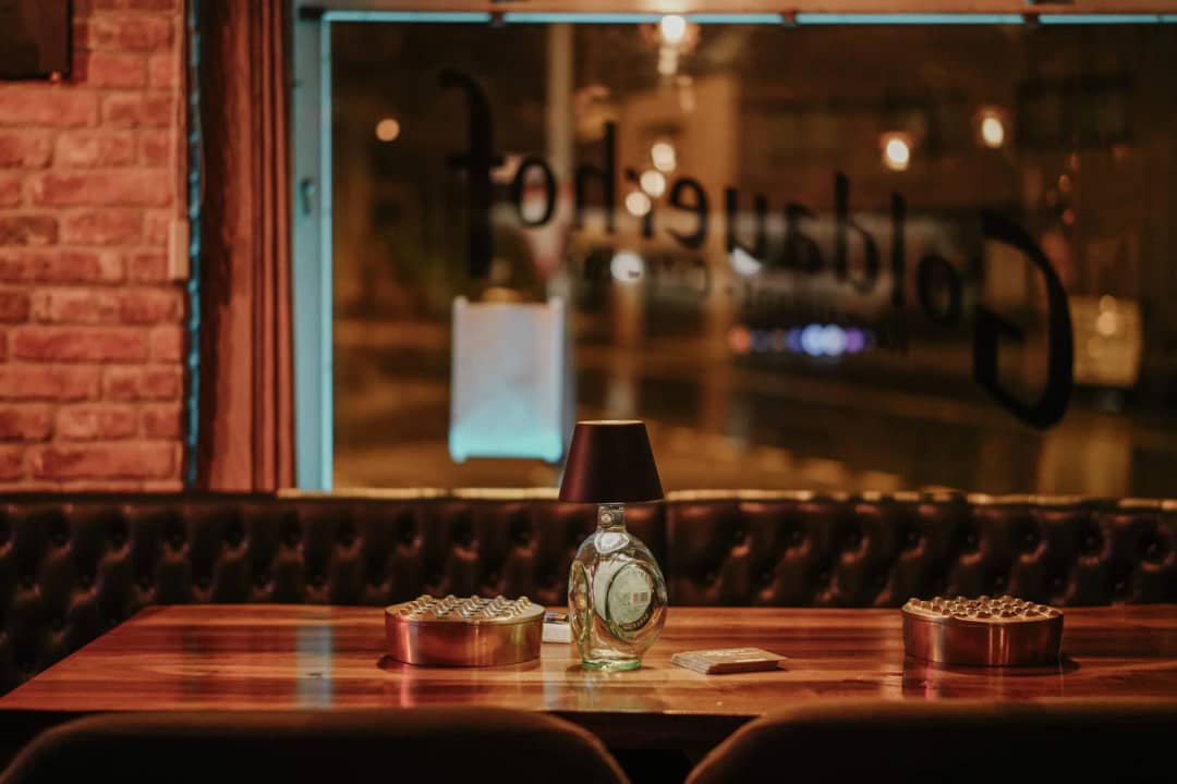 Ein Tisch am Fenster mit dem Schriftzug Goldauerhof