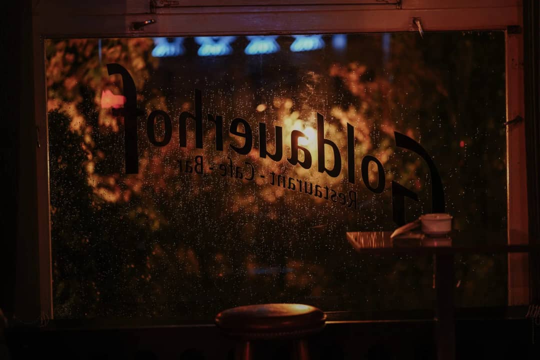 Der Schriftzug Goldauerhof im Fenster